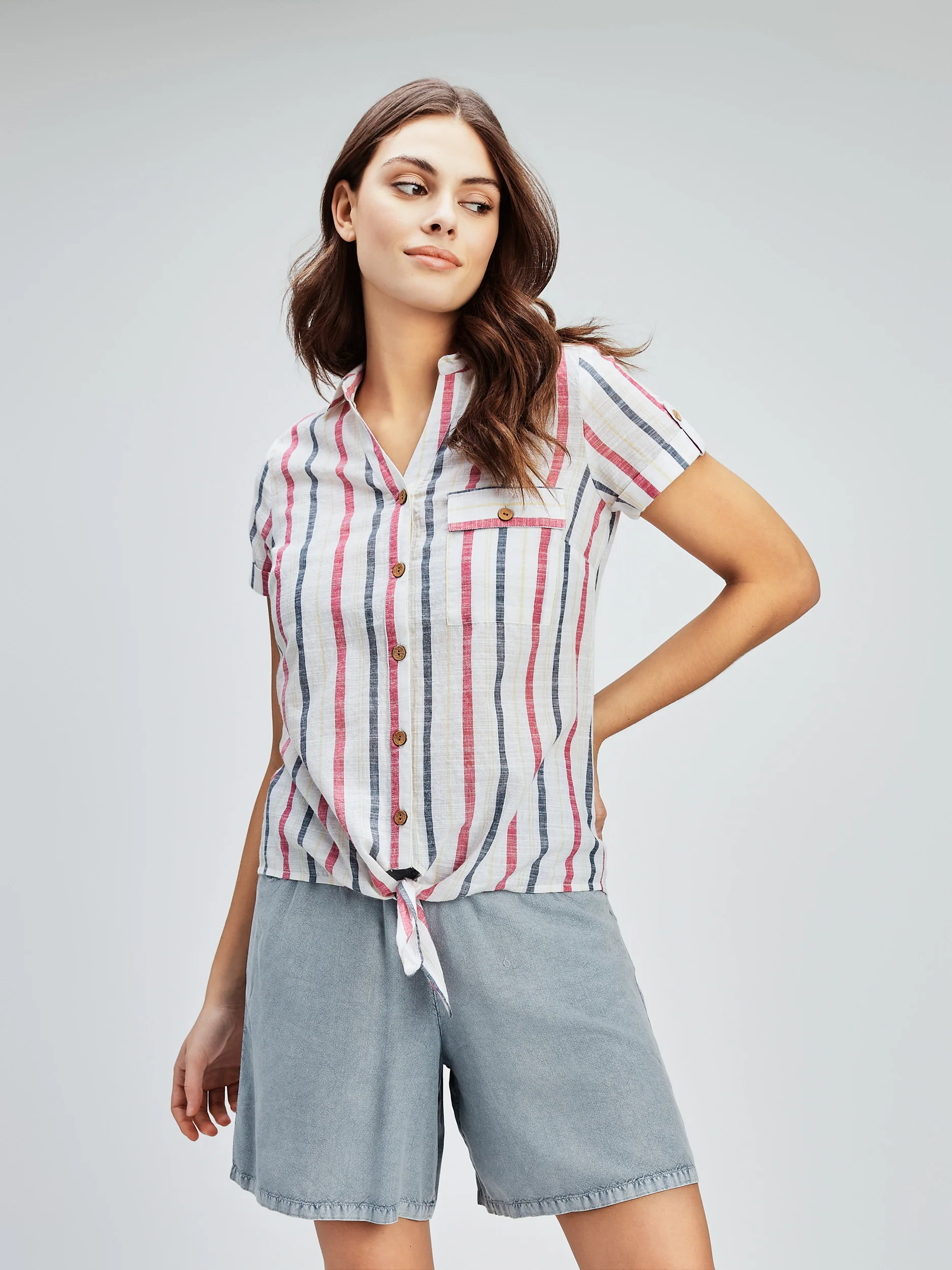 Blouse à manches courtes avec boutons - Image 12