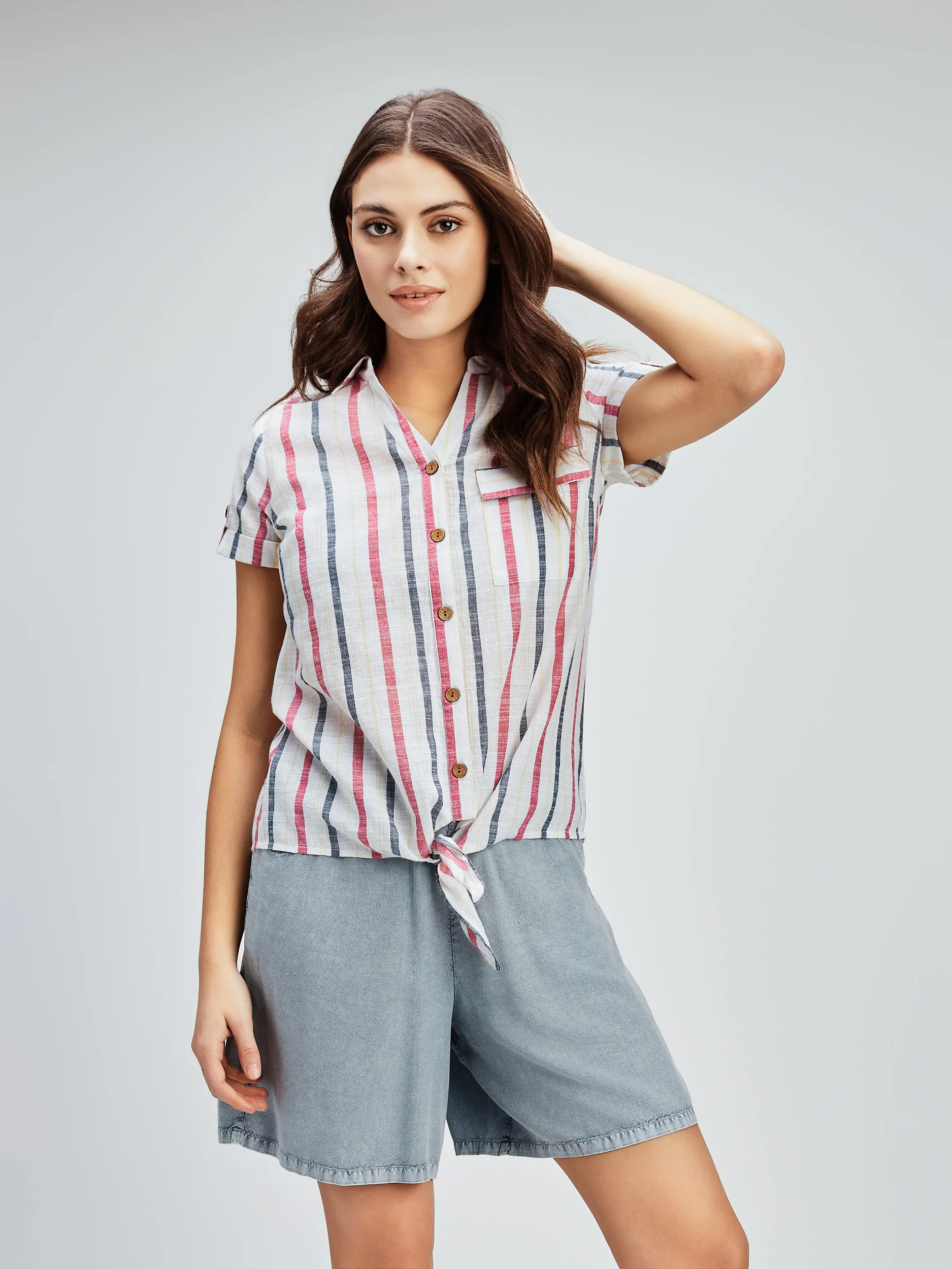 Blouse à manches courtes avec boutons - Image 14