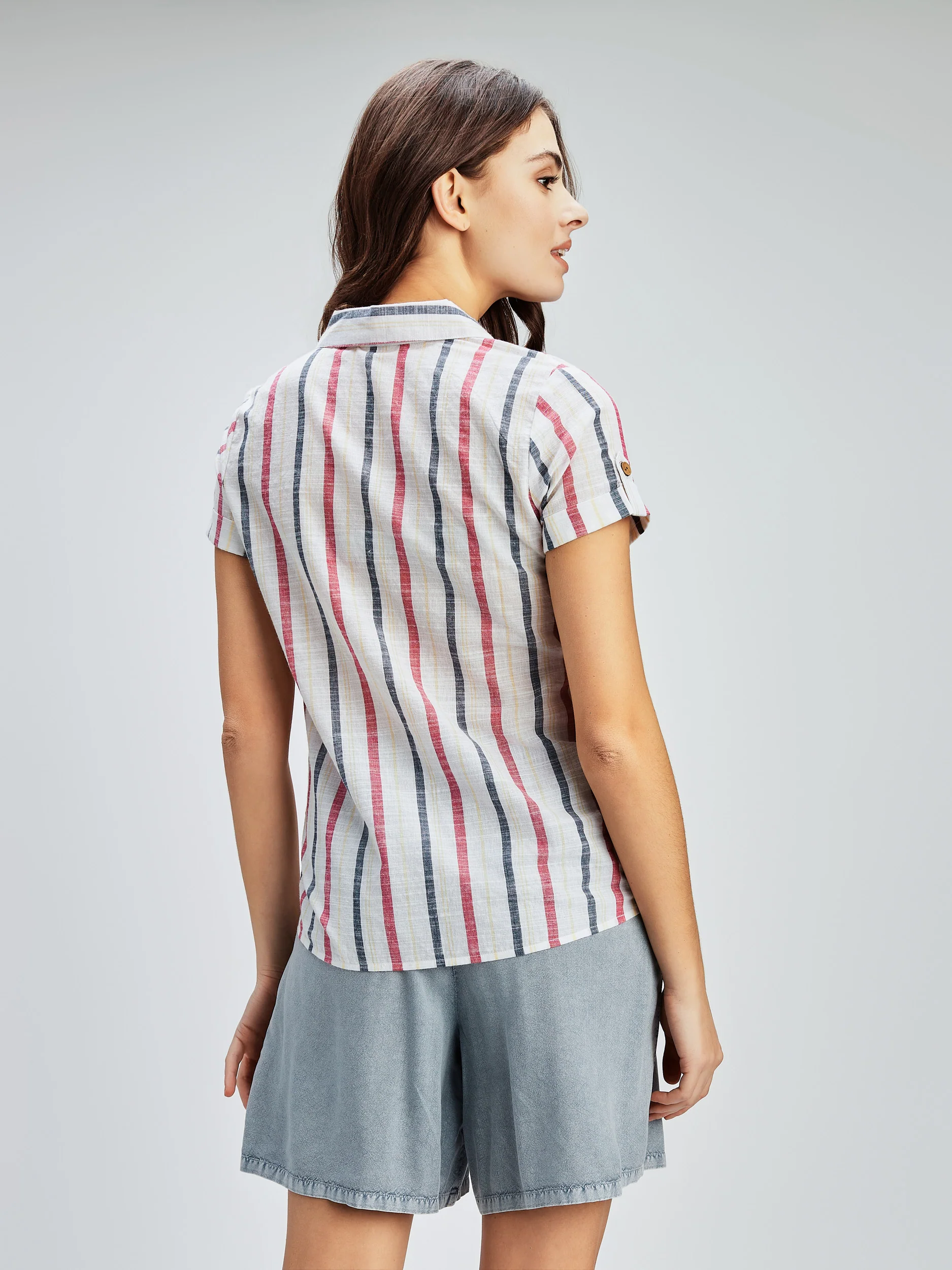 Blouse à manches courtes avec boutons - Image 15