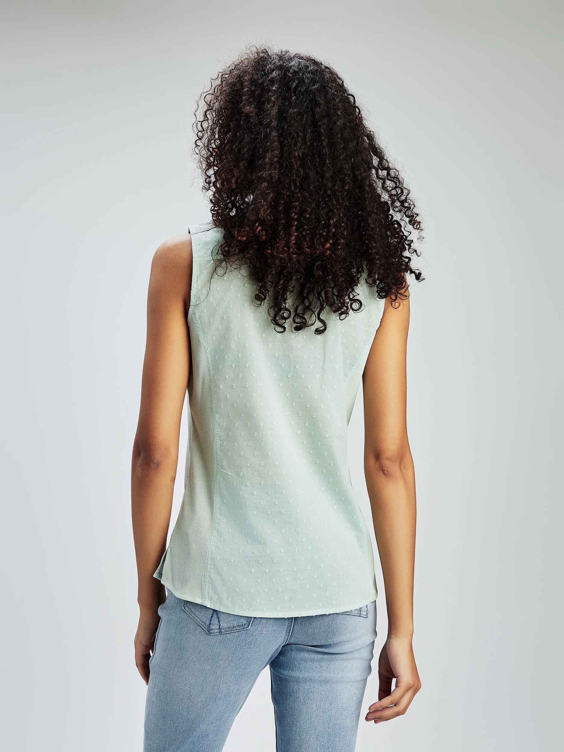 Blouse sans manches ajustée avec boutons - Image 7